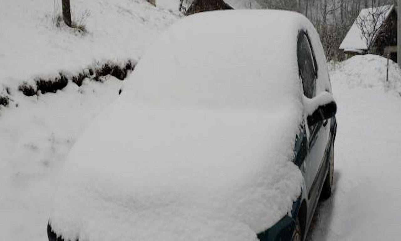 OVOLIKI SNEG NIKO NIJE OČEKIVAO! Napadalo kao da je decembar, zimske službe na nogama (VIDEO+FOTO)