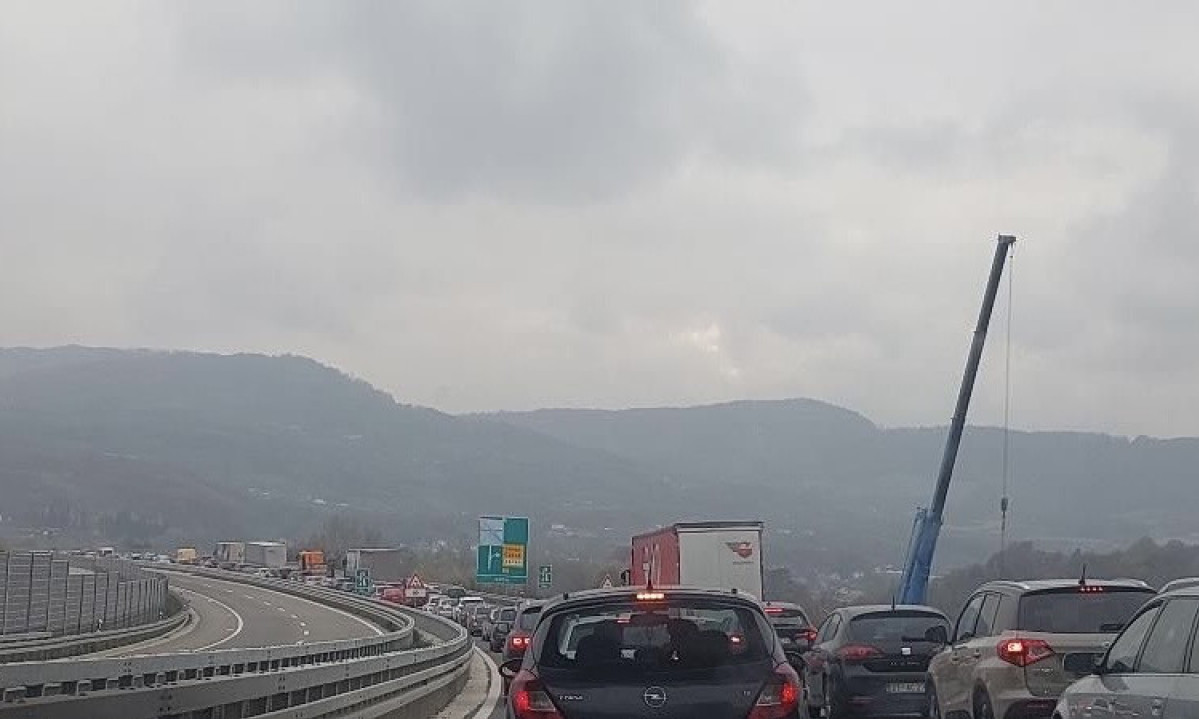 NE VIDI SE KRAJ KOLONI NA AUTO-PUTU Ako ste se zaputili u ovom smeru, dalje ne možete zbog šlepera (FOTO)