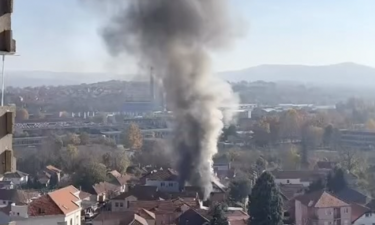 VATRA GUTA KUĆU U KRAGUJEVCU Crni dim kulja iznad grada (VIDEO)