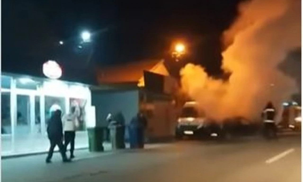 KULJA CRNI DIM IZMEĐU AUTOMOBILA I KOMBIJA! Teška saobraćajka, policajci i vatrogasci na nogama (VIDEO)