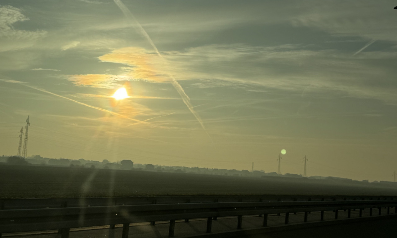 MISTERIJA NA NEBU IZNAD OVČE Raketa ili NLO... a istina je veoma romantična (FOTO)