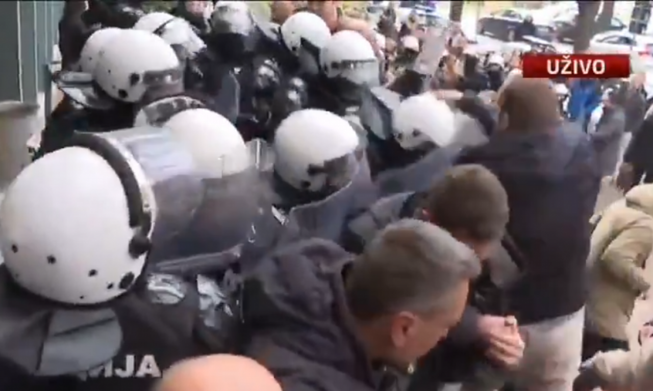 BRUTALNO NASILJE U NOVOM SADU:  VOĐA PROTESTA UDARA POLICAJCA U GLAVU (VIDEO)