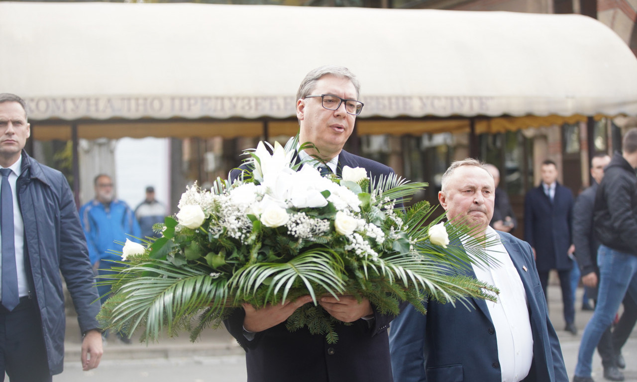 MUK NA SAHRANI MAJKE ŽELJKA MITROVIĆA Predsednik Vučić stigao sa velikom suzom belih ruža (FOTO)