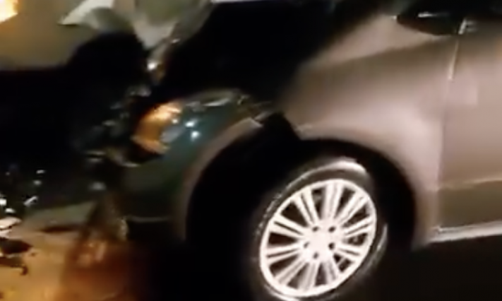 TEŠKA SAOBRAĆAJKA KOD JAKOVA! Sudarili se automobil i kamion, prednji deo kola totalno uništen (VIDEO)