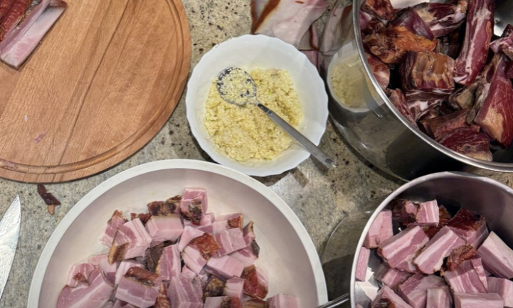 ARANĐELOVDAN U DOMU LEPE BRENE Sprema se bogata tradicionalna trpeza, a tek da vidite ko je pomoćnik... (FOTO)