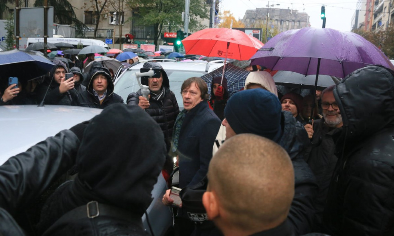 ESKALIRALO NASILJE Opozicija pravi haos i maltretira narod na ulicama, ima mnogo incidenata (FOTO, VIDEO)