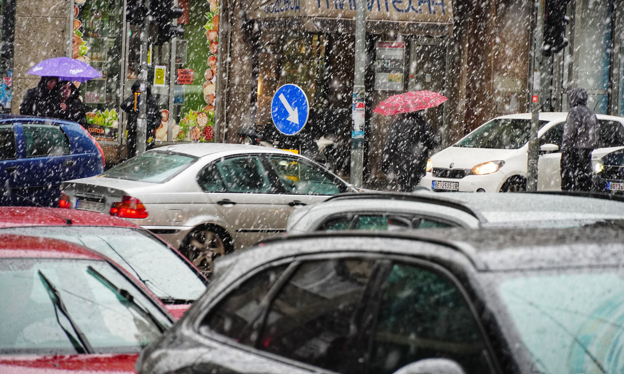 BEOGRAD OKOVAN SNEGOM, TOTALNI HAOS NA ULICAMA! Vozila mile, kolone ogromne - a ovde je najkritičnije! (FOTO)