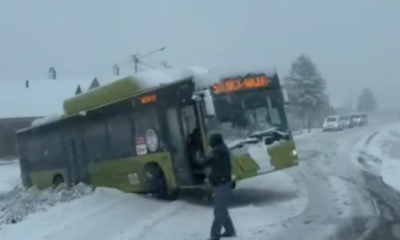 PANIKA U AUTOBUSU Proklizao na zavejanom putu kod Šapca (VIDEO)