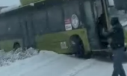 PANIKA U AUTOBUSU Proklizao na zavejanom putu kod Šapca (VIDEO)