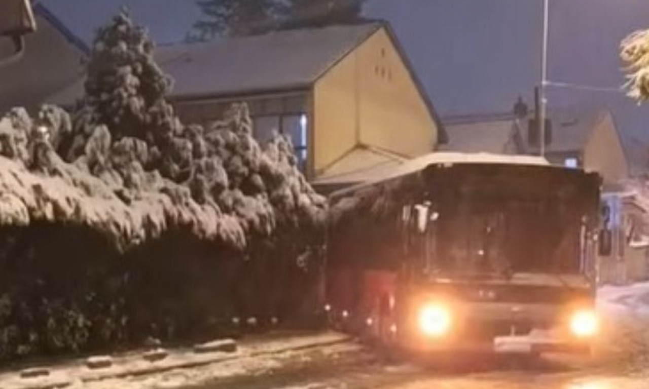 AUTOBUS NA PETLOVOM BRDU POKOSIO BANDERE I ZNAKOVE: Ostao bez kontrole, pa proklizao! (FOTO/VIDEO)