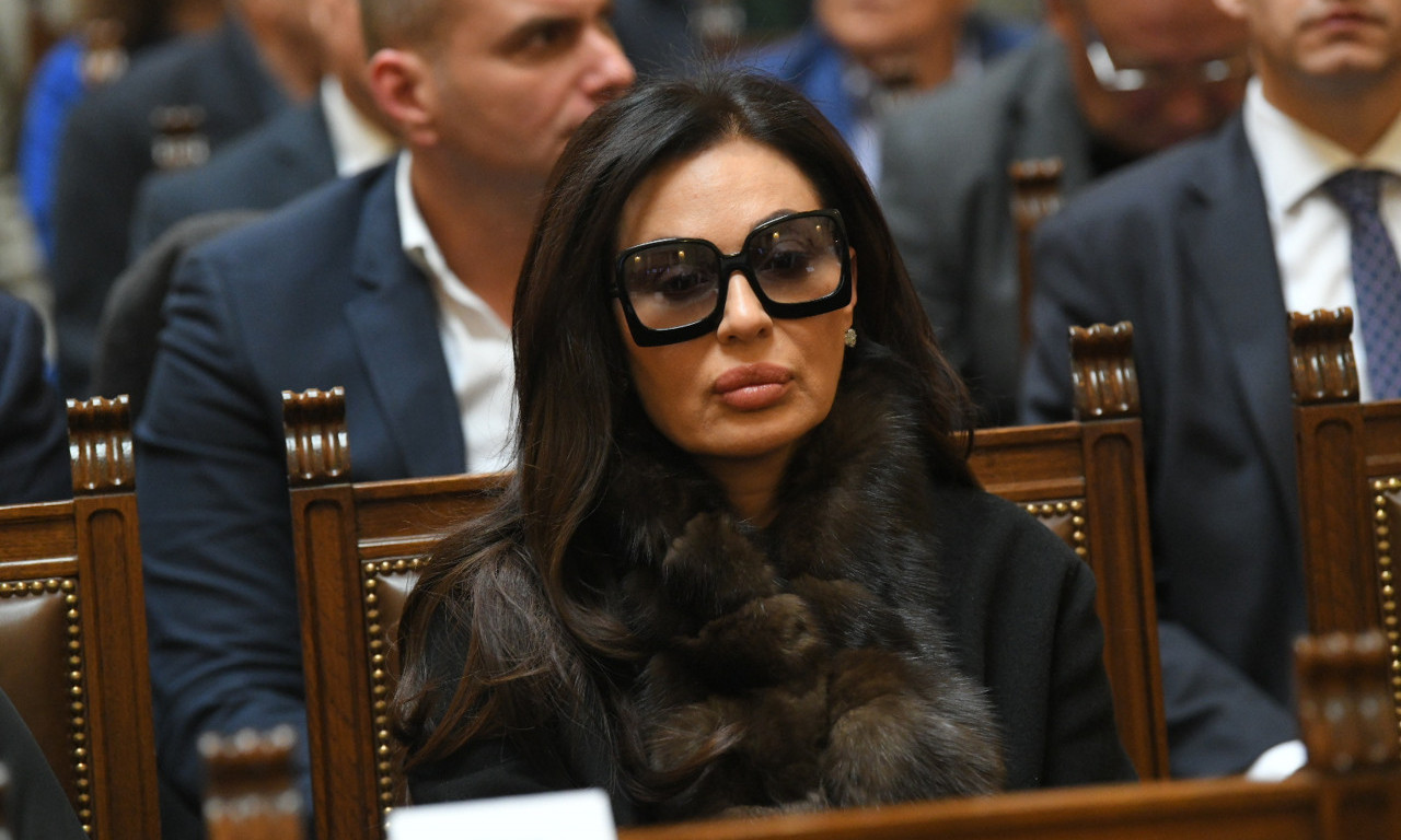 CECA UTUČENA NA KOMEMORACIJI PALMI Došla sva u crnom, suze skriva ispod tamnih naočara (FOTO)