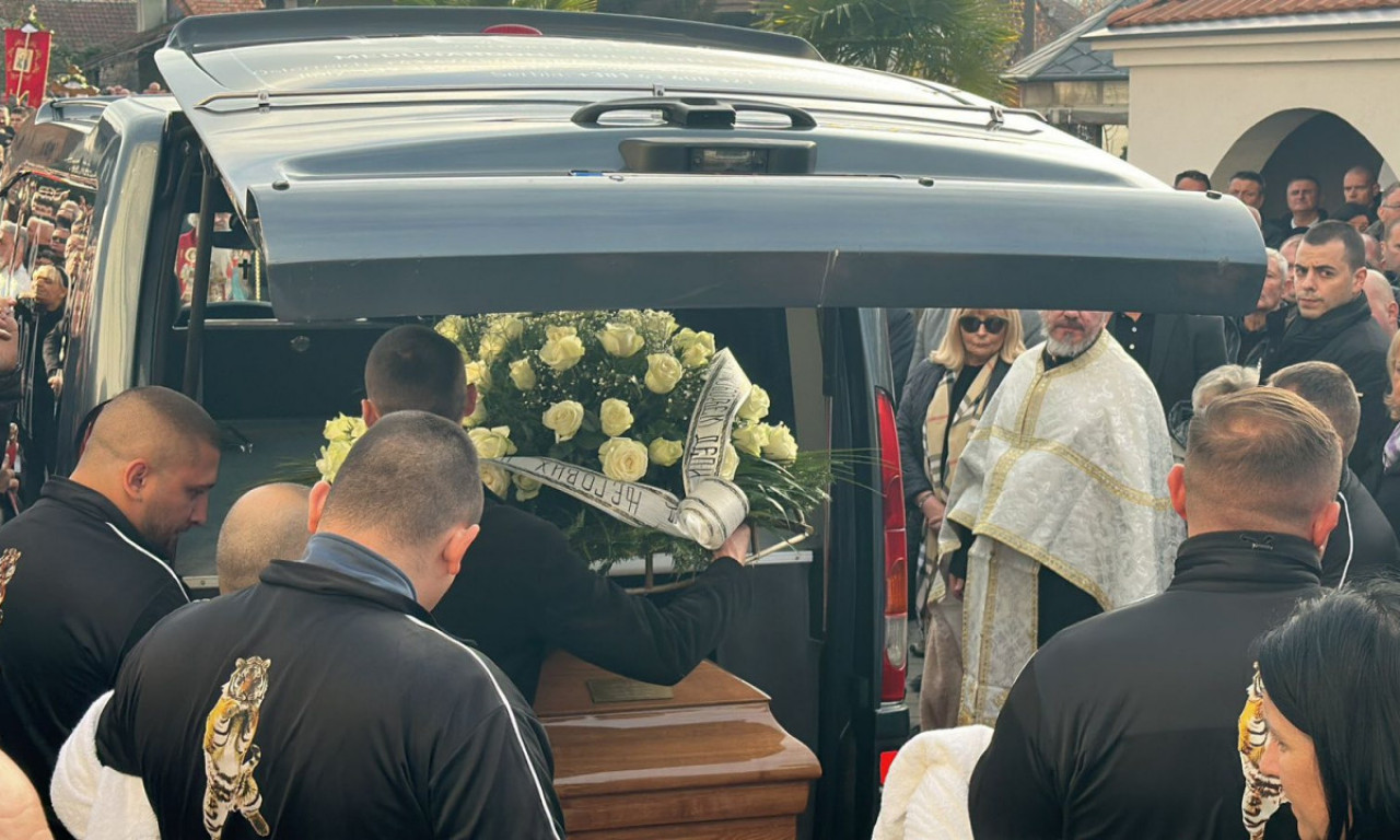 PORODICA I PRIJATELJI OPRAŠTAJU SE OD PALME Reka suza lije njegovim rodnim Kančarevom (FOTO)