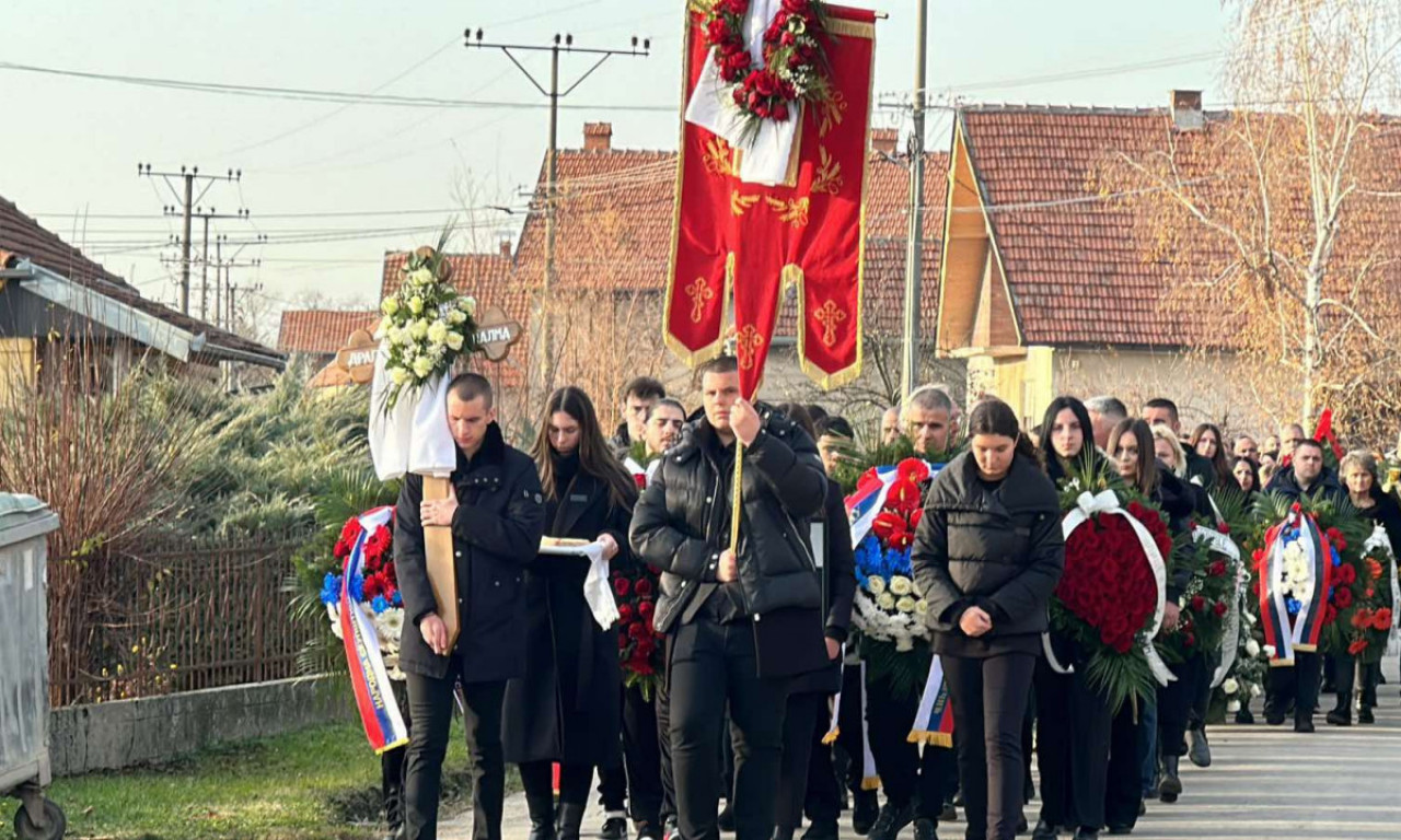 ESTRADA U SUZAMA! Javne ličnosti oprostile se od Palme: Ceca utučena, Era se ne odvaja od Lepe Lukić (FOTO+VIDEO)