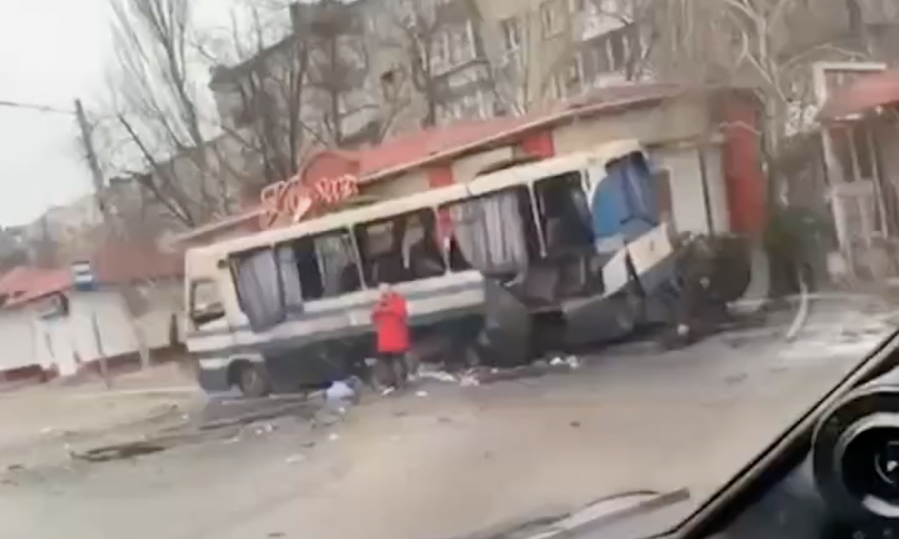 HOROR TRAGOVI RATA U UKRAJINI Granatirana autobuska stanica, tela civila leže na ulici... (VIDEO)