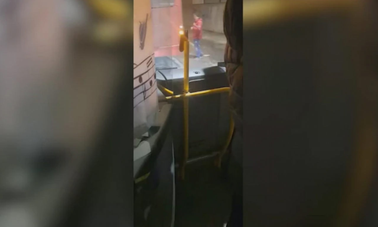 UŽAS NA LINIJI 105: Pozlilo vozaču tokom vožnje, hitna pomoć se čeka, autobusi stoje!