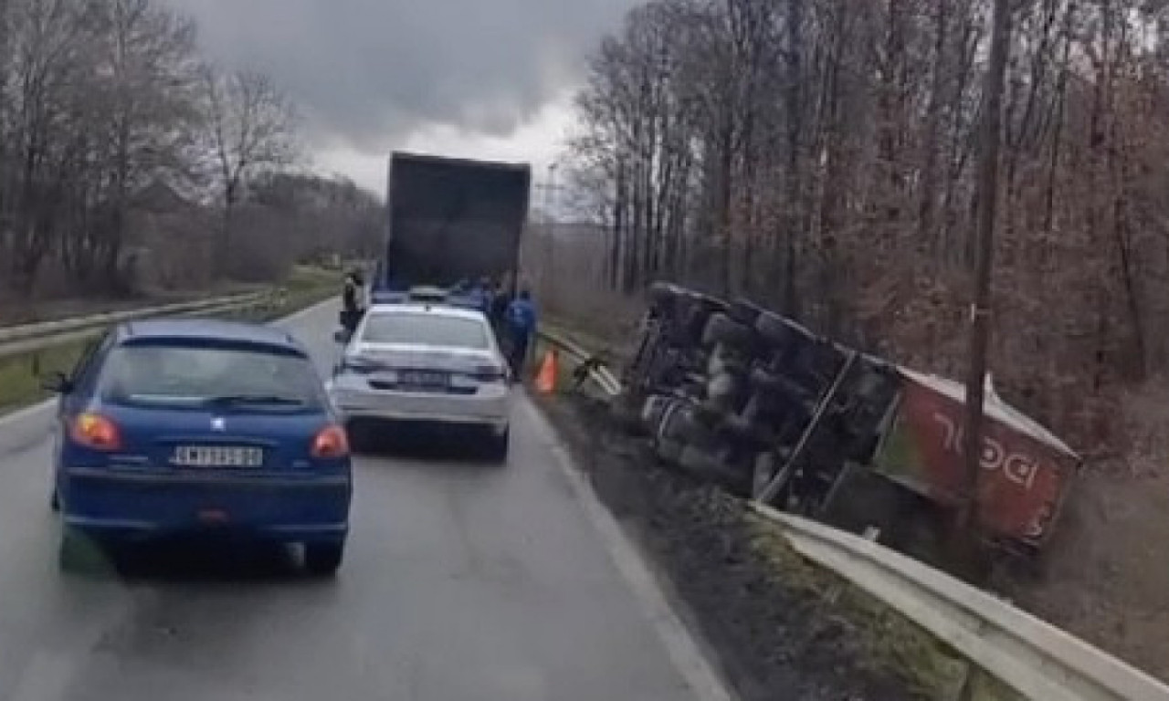 PREVRNUO SE KAMION KOD ČAČKA! Stravične scene na srpskim putevima (VIDEO)