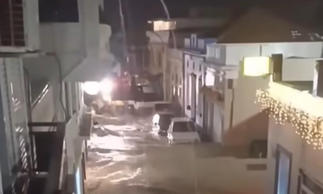 NEVREME I JEZIVE POPLAVE U GRČKOJ! Poznato letovalište pod vodom, vetar čupa drveće, vozila potopljena (VIDEO)