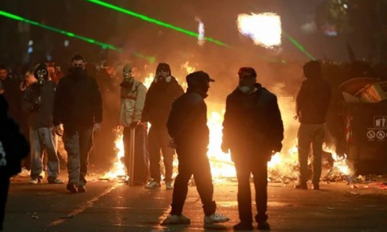 DEMONSTRANTI U GRUZIJI BLOKIRALI PRISTUP CRNOMORSKOJ LUCI Desetine povređenih, spaljena lutka s likom proruskog tajkuna