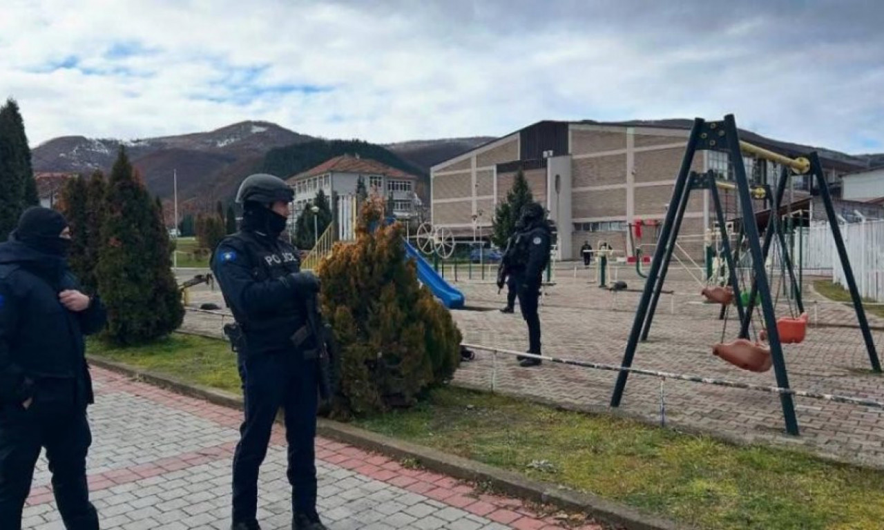 KURTIJEVI SPECIJALCI TERORIŠU SRPSKU DECU: Šok fotografija sa dečijeg igrališta u Zubinom Potoku!