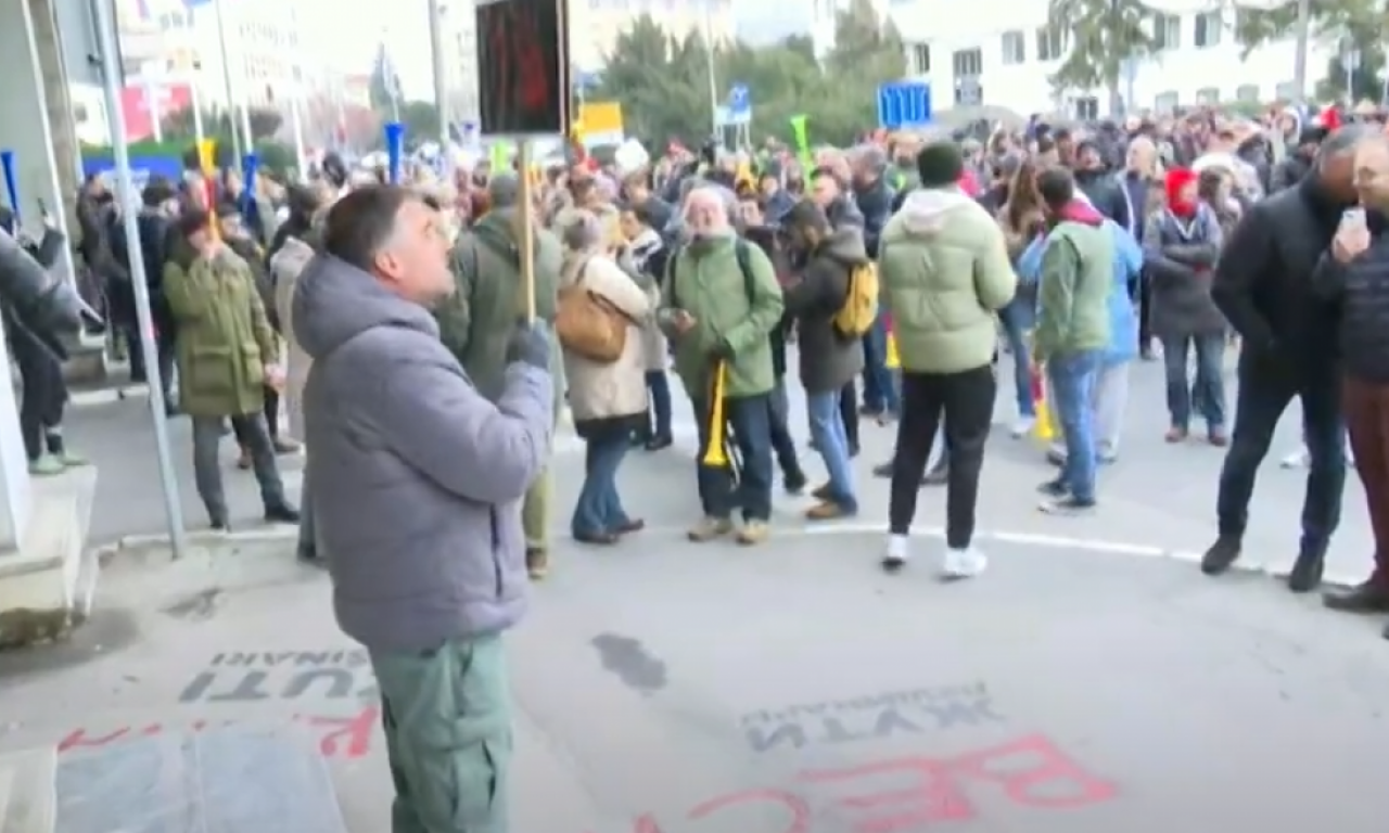 KREĆE HAOS! Ludnica ispred Skupštine, Marinika i Ćuta sa cirkuskom "artiljerijom"... (FOTO)