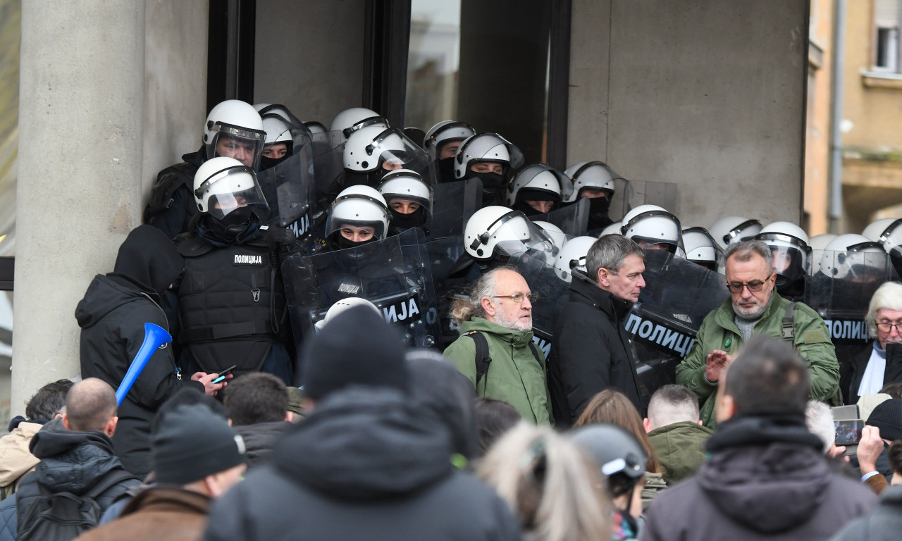 BURNO ISPRED SKUPŠTINE GRADA NOVOG SADA Demonstranti upadali u zgradu, Milan Đurić ostaje gradonačelnik (VIDEO)