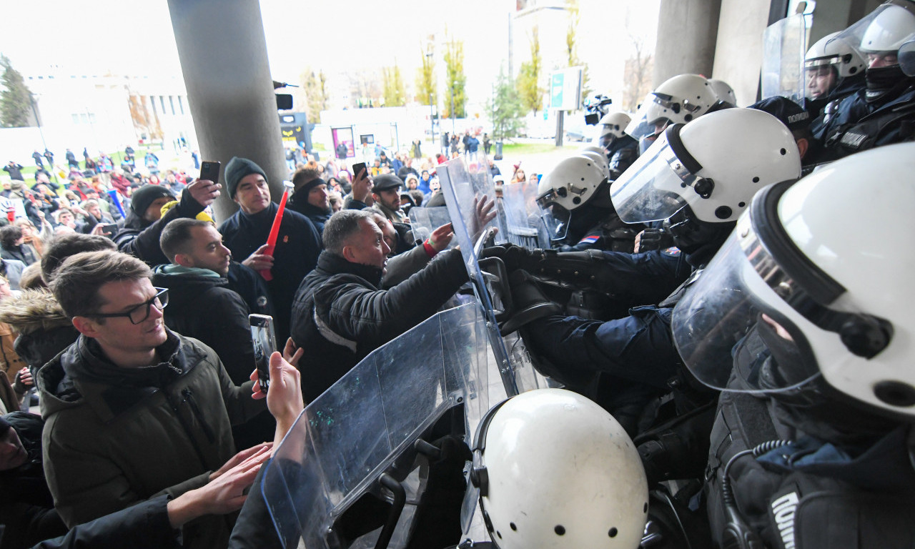 LANCI, MOTKE, ČEKIĆI... DESTRUKCIJA U SKUPŠTINI NOVOG SADA! Vučević zagrmeo: Oni komanduju nasiljem (VIDEO)