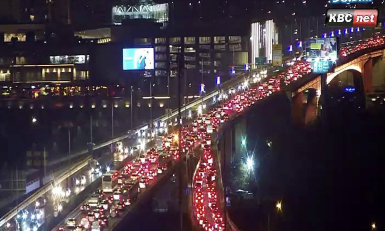 MOSTOVI SE CRVENE OD ZASTOJA Beograđani, naoružajte se strpljenjem - saobraćaj je u totalnom kolapsu (FOTO)