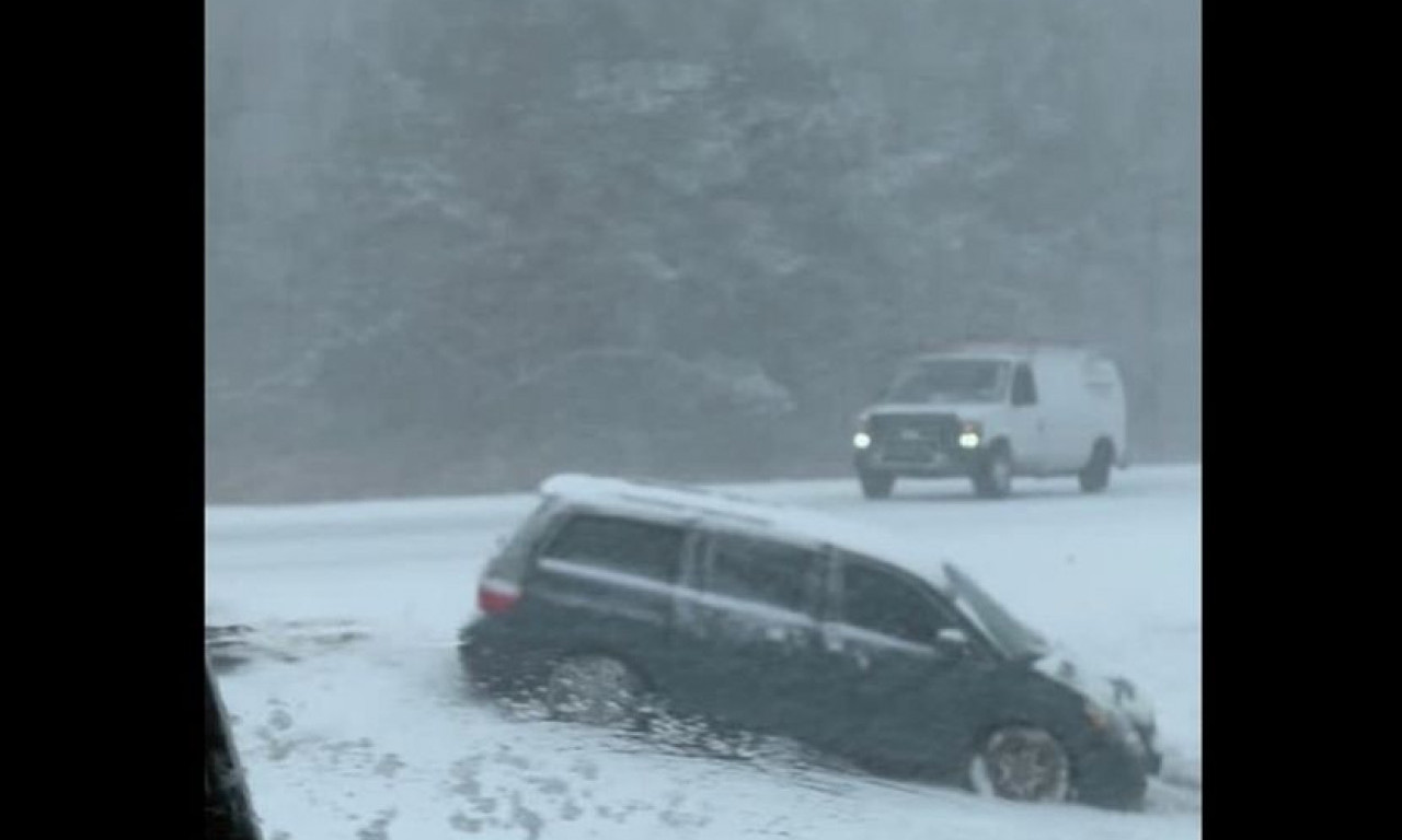 "KOLIKO PARA BI TE DIGLO IZ KREVETA KAD VIDIŠ OVAKVO NEVREME" Mlada Srpkinja iz kamiona snimila mećavu u SAD (VIDEO)