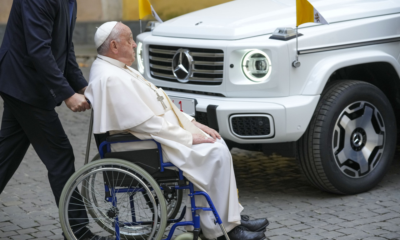 PAPA FRANJA (88) HITNO PRIMLJEN U BOLNICU Vatikan saopštio u kakvom je stanju