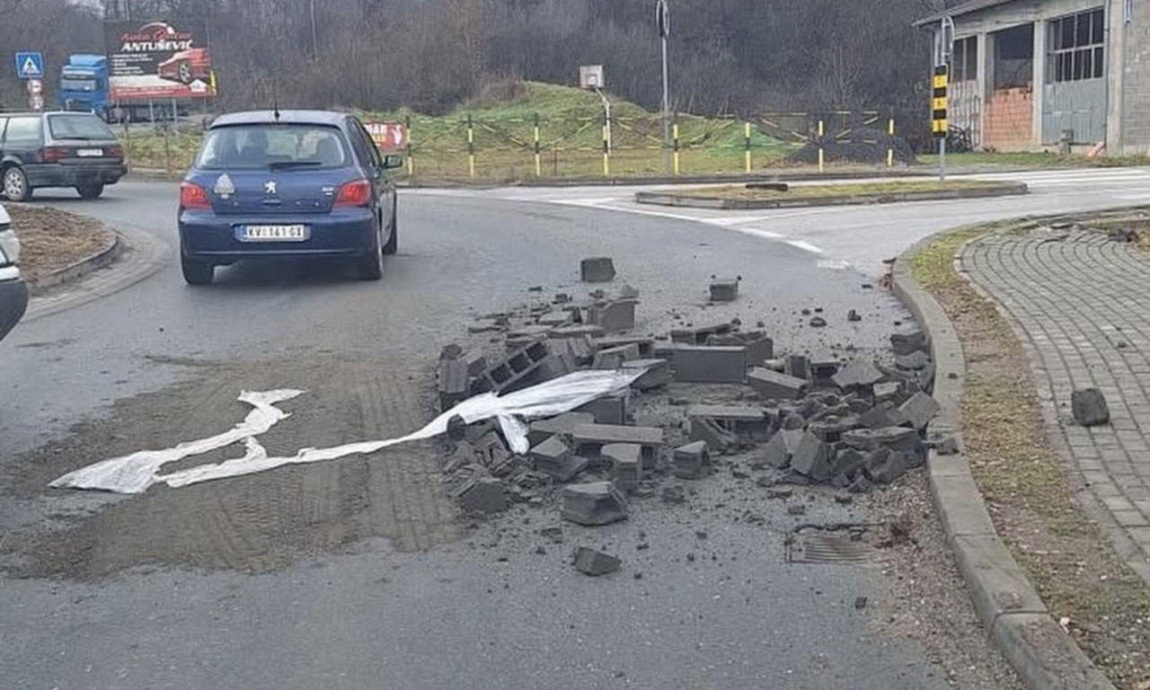 ZAMALO TRAGEDIJA! Cigle ispale iz kamiona u kružnom toku, moglo je biti žrtava (FOTO)