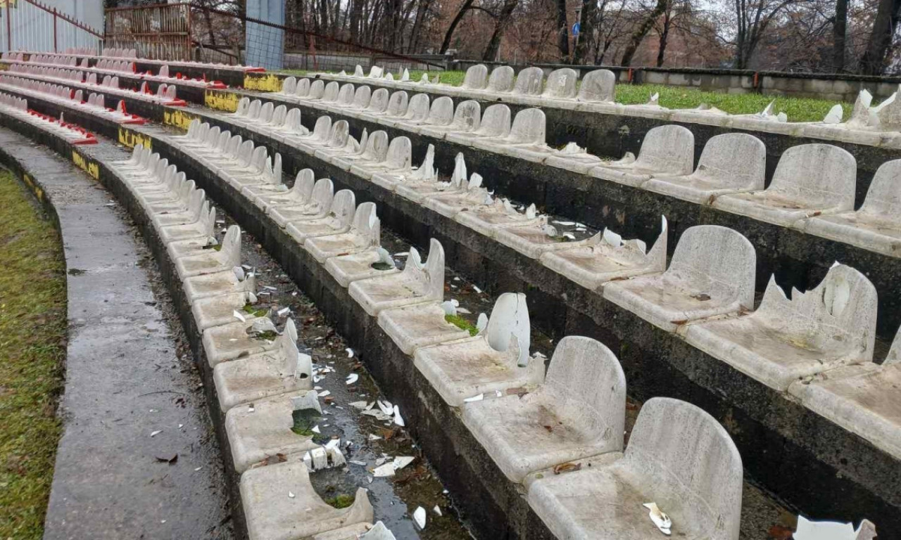 BRUKA NA FUDBALSKOJ UTAKMICI U ČAČKU Navijači iz Smedereva revoltirani polomili čak 168 stolica na stadionu (FOTO)