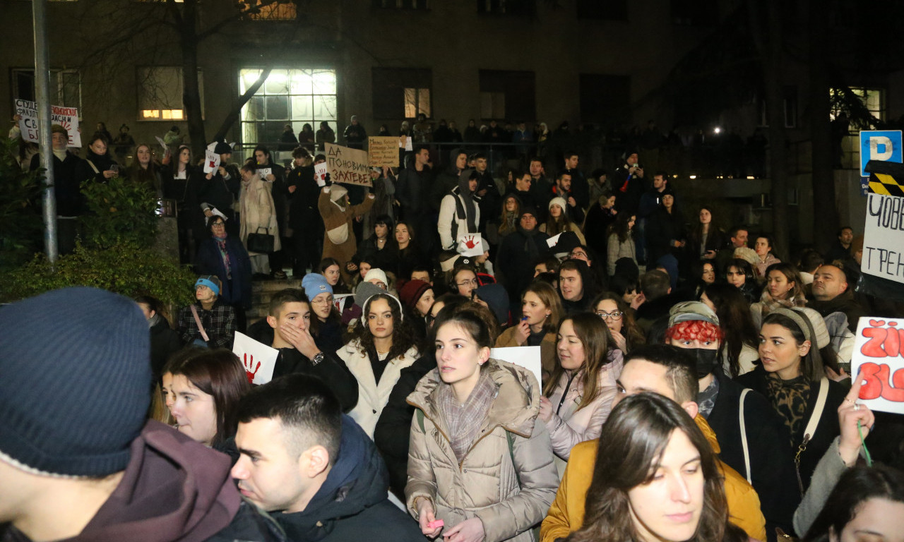 STUDENTI UPALI U KULTURNI CENTAR BEOGRADA