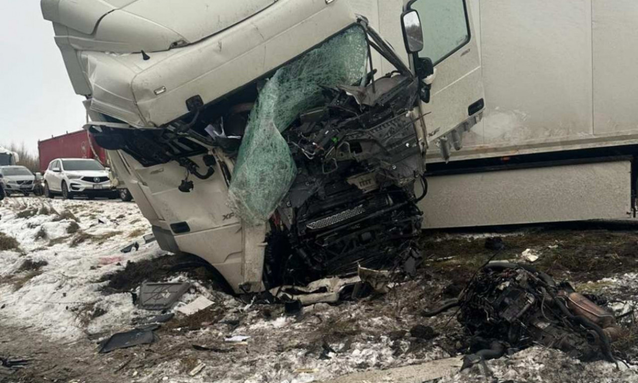 BROJE SE MRTVI Stavičan sudar automobila, kamiona i minibusa (FOTO)