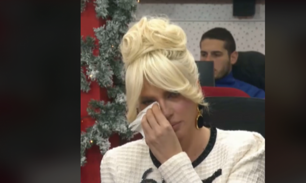 JELENA KARLEUŠA GRCALA U SUZAMA: Na najstrašniji način su oskrnavili grob njene majke (VIDEO)