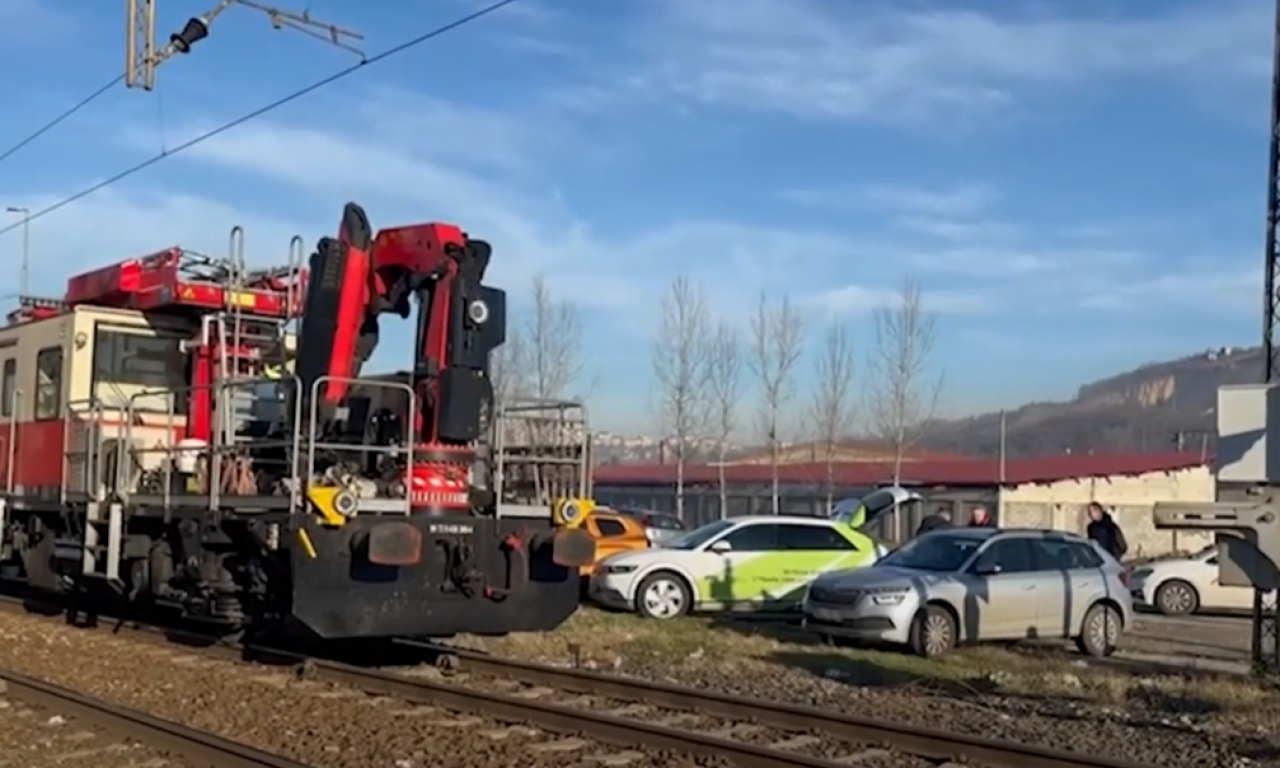 OTAC OTIŠAO U SMRT, ĆERKI (4) SE BORE ZA ŽIVOT Novi detalji nesreće na pruzi - jedan prekršaj izazvao horor! (FOTO)