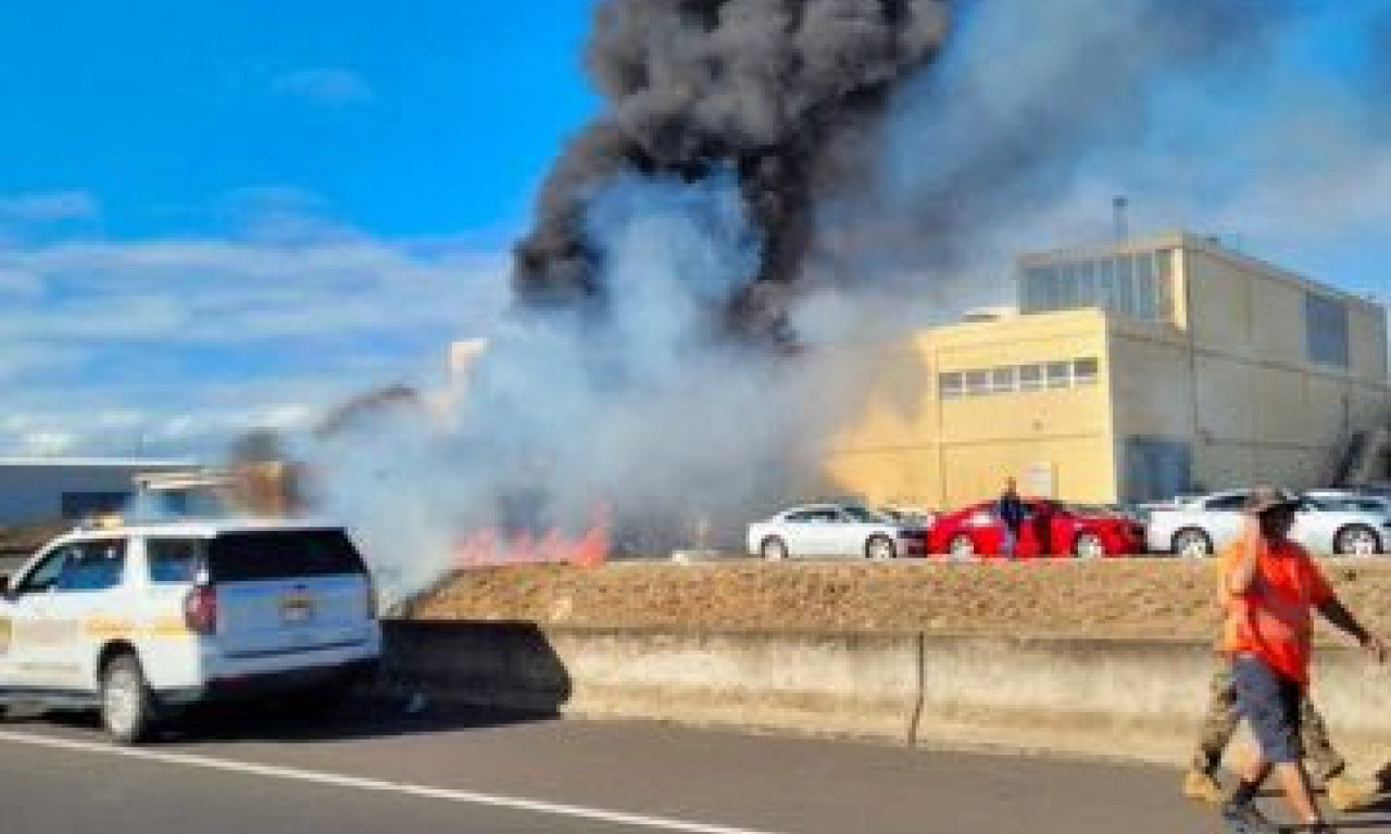 POGLEDAJTE STRAVIČAN SNIMAK Avion udario u zgradu kod aerodroma, ima mrtvih! (VIDEO)