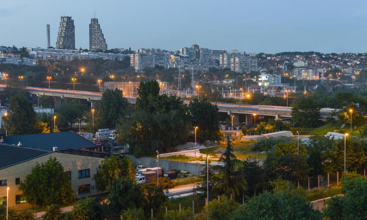 MUŠKARAC SKOČIO SA PLAVOG MOSTA Kažu da je u kritičnom stanju