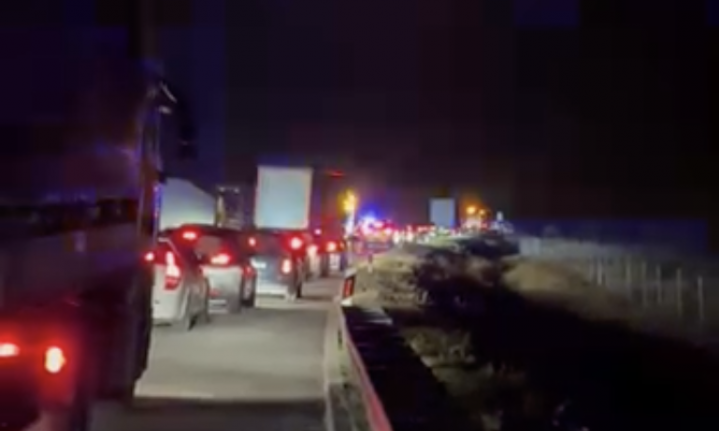 SNIMAK MESTA ŽESTOKOG UDESA NA "MILOŠU VELIKOM" Automobili smrskani, kolona zaobilazi srču na putu (VIDEO)