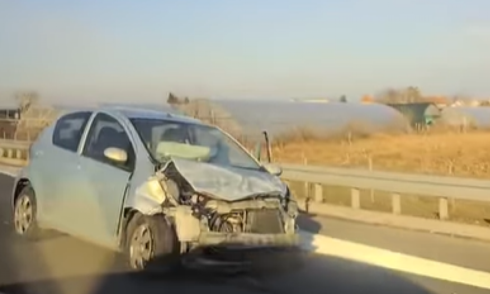 DELOVI AUTOMOBILA RASUTI PO PUTU Teška nesreća kod isključenja za Jakovo (VIDEO)