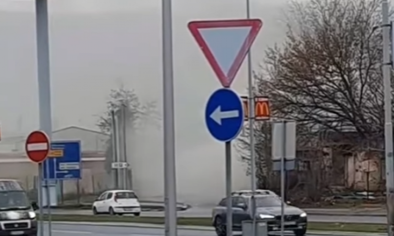 VELIKI POŽAR NA ADI CIGANLIJI! Nadvio se gust, crni dim, vatrogasci se bore sa vatrom (VIDEO)