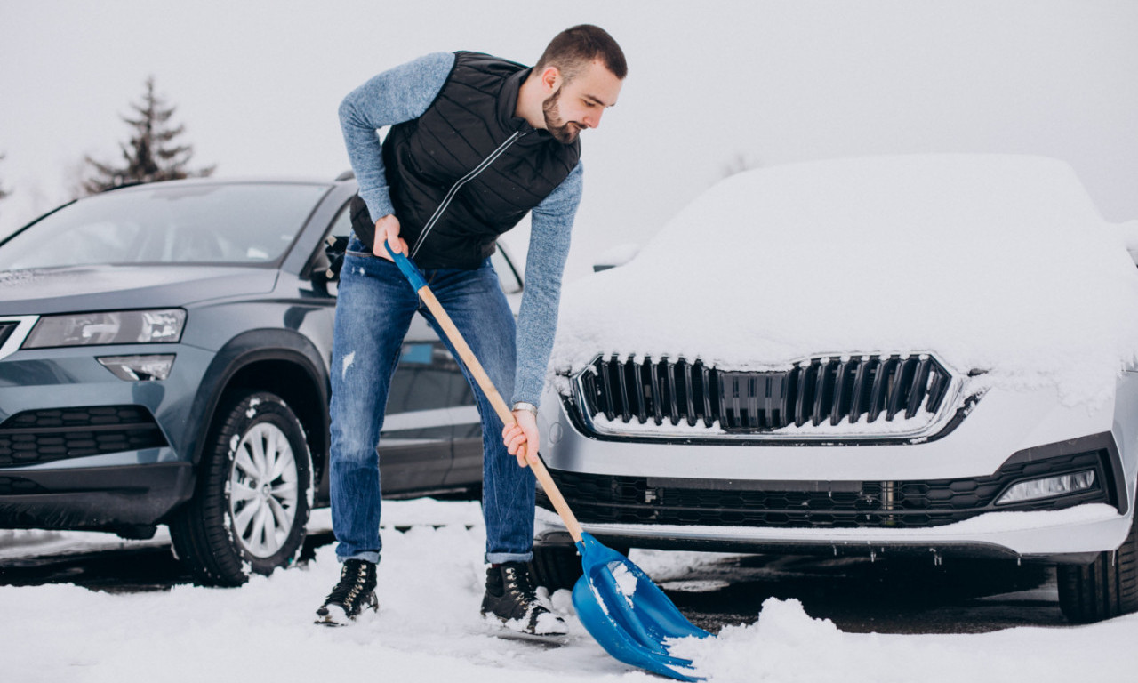 BRZO ODMRZAVANJE AUTOMOBILA Saveti kako da se izborite sa snegom i ledom ujutru