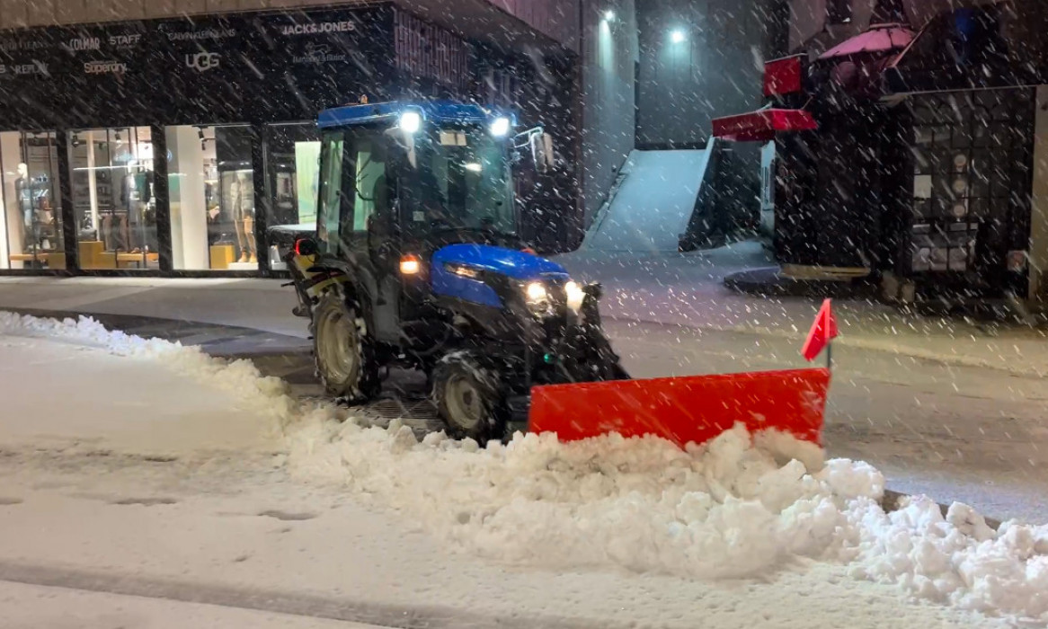 SNEG PARALISAO SRBIJU I REGION Sve zimske službe na terenu - evo gde saobraćaj pravi najveće probleme (FOTO)