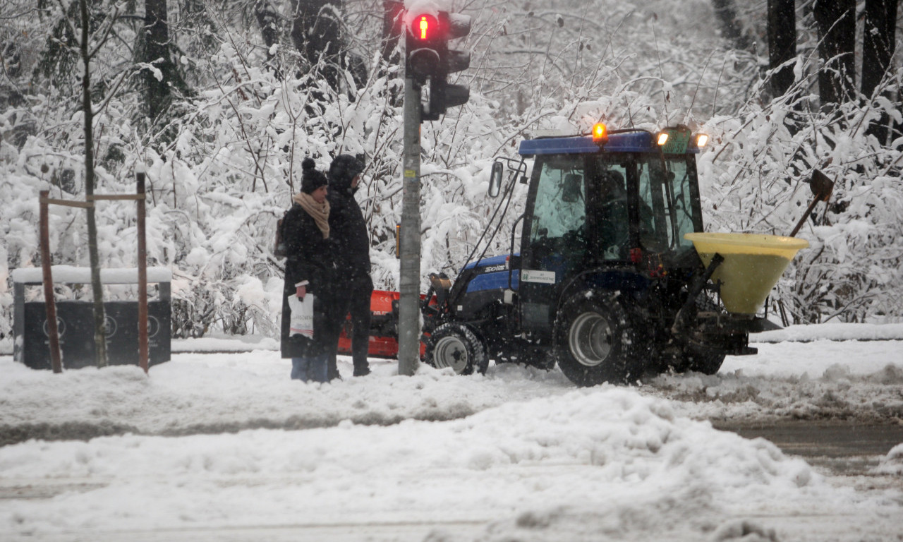 PAŠĆE VIŠE OD 15 CM SNEGA! RHMZ upozorio na jake snežne padavine danas - evo gde raste beli pokrivač