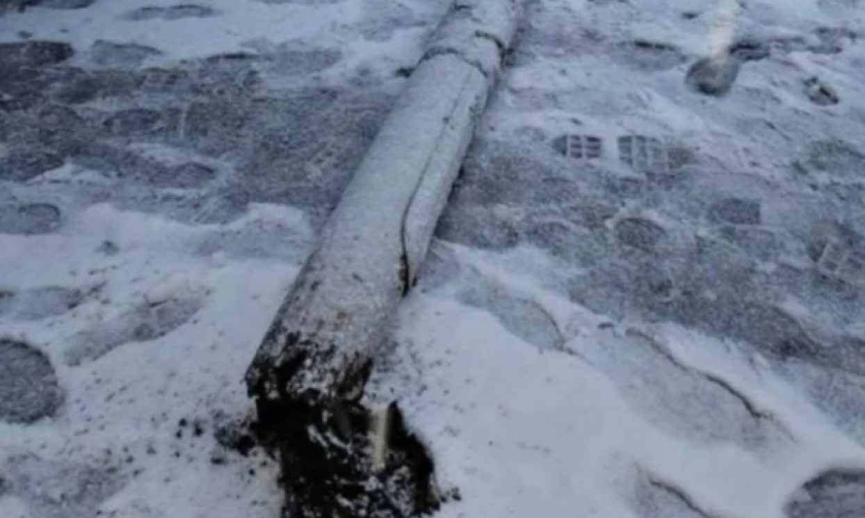 OBRUŠILA SE BANDERA ISPRED VRTIĆA U MLADENOVCU Stub se doslovno prelomio (FOTO)