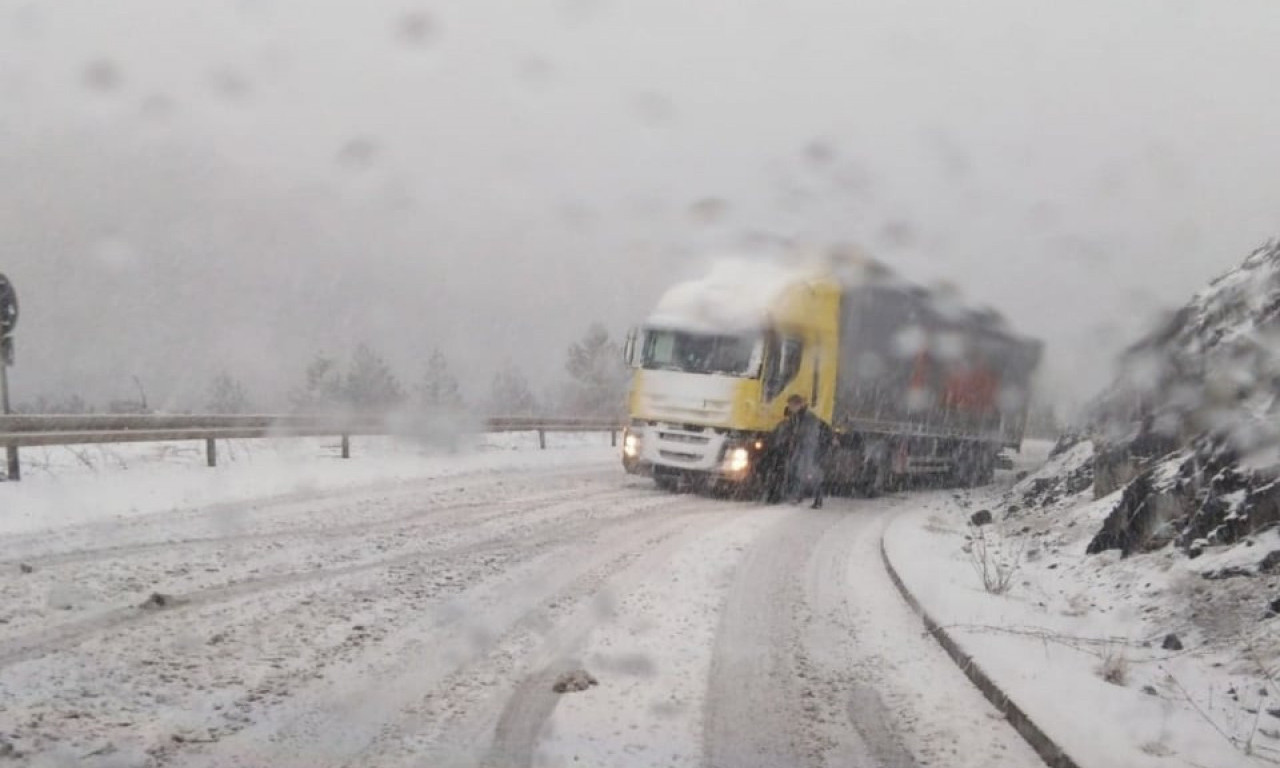 SNEŽNA MEĆAVA NE PRESTAJE SATIMA Kolaps na Zlatiboru - preko 20 kamiona čiste puteve, saobraćaj se jedva odvija (FOTO)