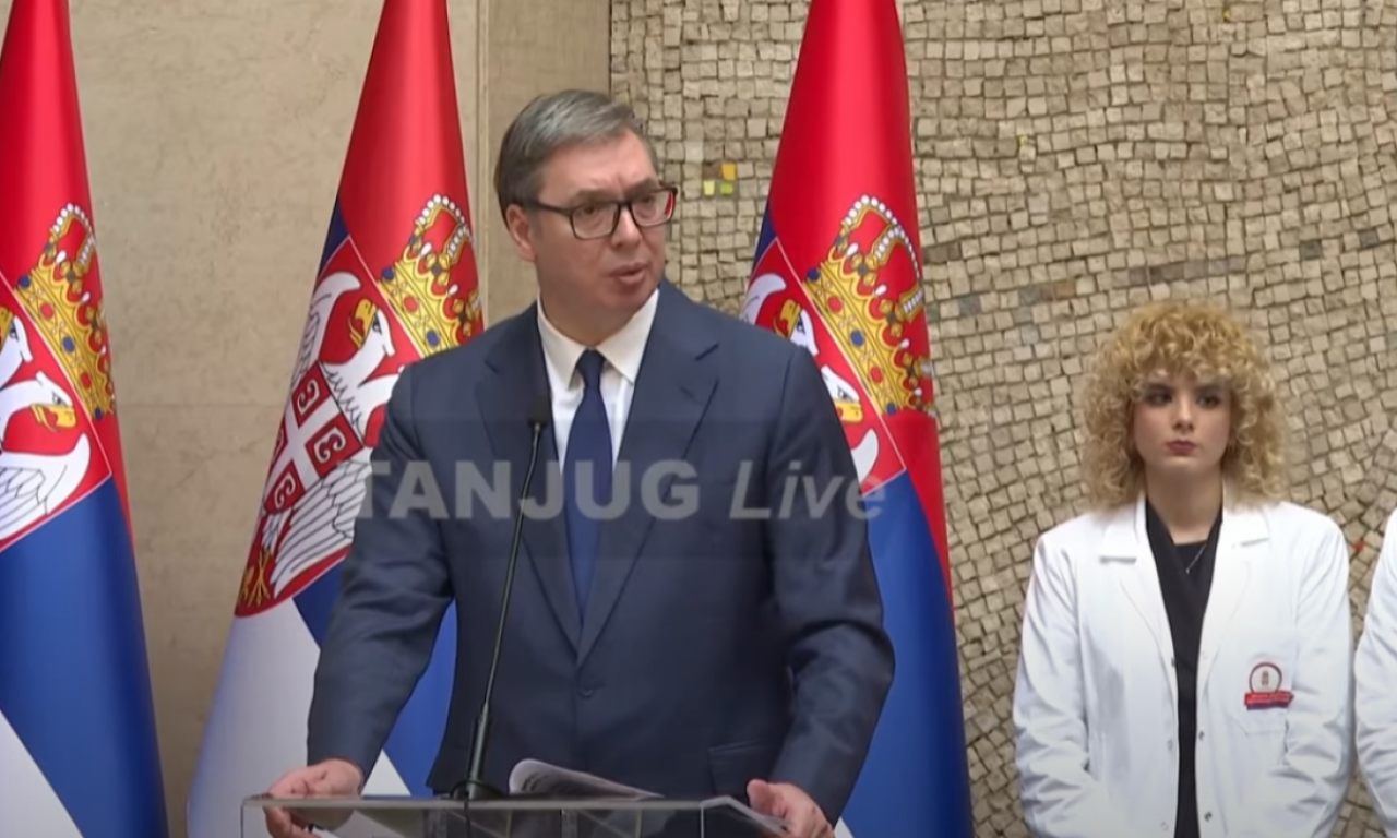 VUČIĆ SA STUDENTIMA MEDICINSKOG FAKULTETA Svečana dodela ugovora najboljim diplomcima