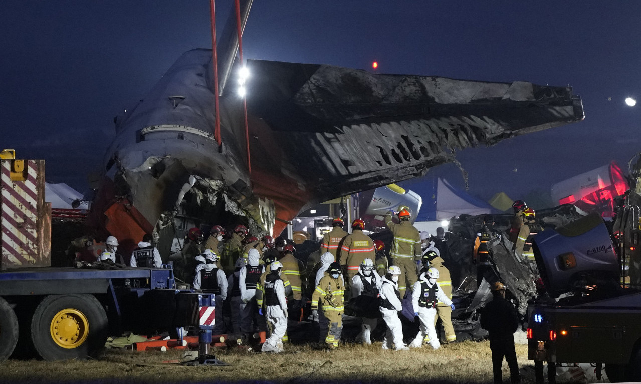 NIKO NE ZNA KO SU STRADALI PUTNICI U AVIONU? Identifikovane samo 22 žrtve! Vrisak i plač odzvanjaju aerodromom (FOTO)