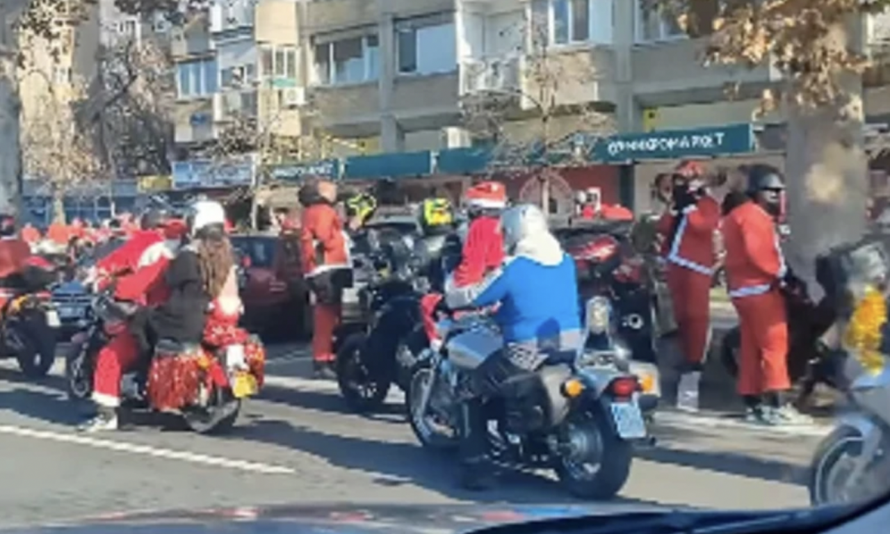 ODUŠEVIĆE VAS SCENA IZ NOVOG SADA Svaka im čast! Deda Mrazevi zauzeli Bulevar oslobođenja - a evo i zašto (VIDEO)