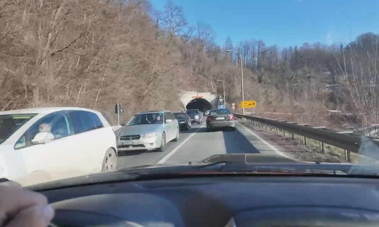 KILOMETARSKE KOLONE NA SRPSKIM PUTEVIMA I VELIKE GUŽVE NA GRANICAMA Počela praznična seoba, spremite se za haos (FOTO)