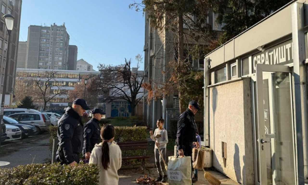 KAKO SU POLICAJCI RAZNEŽILI SRBIJU Svaka im čast - pogledajte momke u plavom u ulozi Deda Mraza (FOTO)